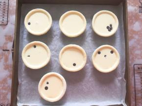 倒入蛋挞液7分满