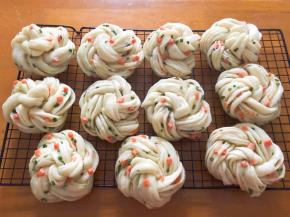 蒸熟后，放烤网上晾凉即可，吃不完放冰箱冷冻，下次拿出蒸熟就行了