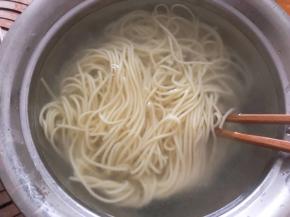 过凉水防止粘黏