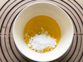 趁面团发酵的时候做椰蓉馅，将黄油融化成液体，加入糖粉搅拌均匀