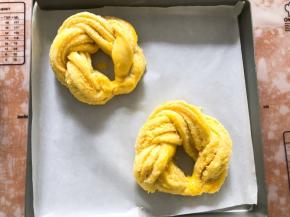 发酵完成刷上蛋液，放入预热好的烤箱中层，170度20分钟，上色盖上锡纸，避免表面颜色烤太深