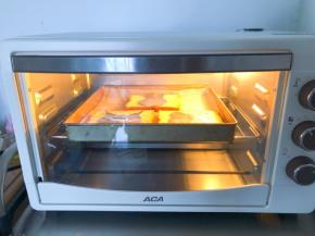 放入预热好的烤箱中层，上火180度5分钟左右，注意观察上色情况，时间是不固定的