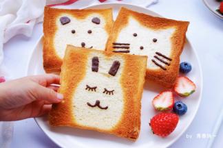 巧克力装入裱花袋隔热水融化，挤上表情即可