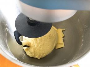 加入软化好的黄油继续揉面10分钟