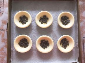 蛋挞皮中放入适量巧克力豆