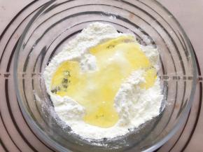 加入蛋清搅拌均匀
