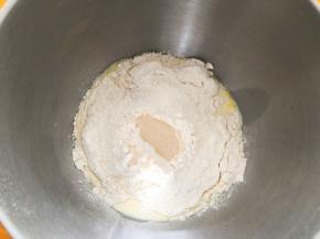 黄油以上全部食材放入厨师机中