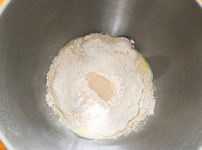 黄油以上全部食材放入厨师机中