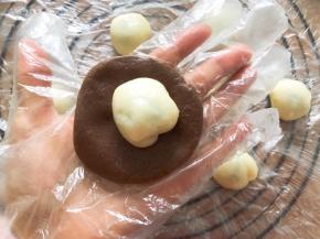 巧克力曲奇分为均等的10等份，将麻薯包入