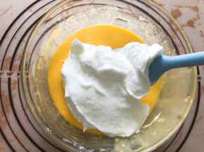 分三分之一蛋白到蛋黄糊中翻拌均匀