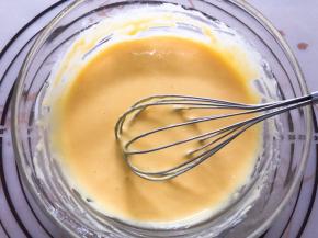 筛入低筋面粉搅拌至顺滑无颗粒状态