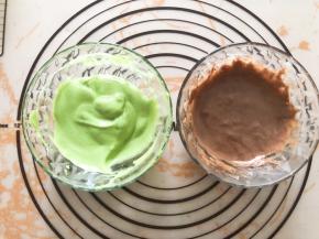 搅拌均匀装入裱花袋中