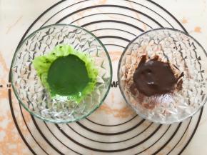 抹茶粉和可可粉加一点点水搅拌均匀