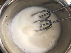 继续中速打发至粗泡消失，加入三分之一细砂糖