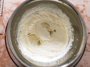 淡奶油加糖打发至9分发