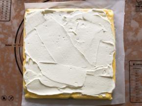 蛋糕温热时抹在蛋糕胚上