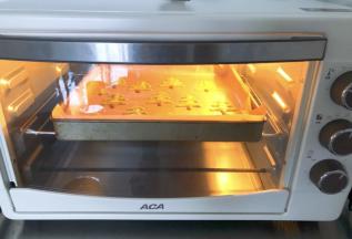 放入预热好的烤箱中层160度1分钟