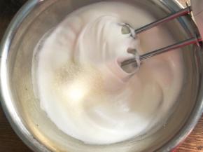 继续高速打发至有纹路状态，加入最后的细砂糖