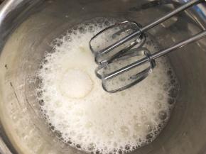 蛋白加入柠檬汁，低速打发至粗泡状态，加入三分之一细砂糖