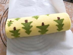 趁温热卷起，放入冰箱冷藏半小时定型