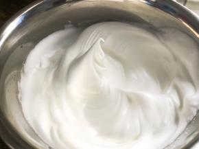 继续高速打发至拉起打蛋头有弯钩状态