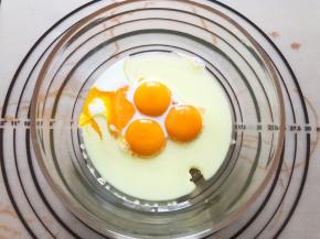 蛋黄加入纯牛奶和玉米油搅拌均匀