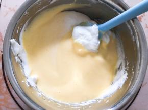 再倒回蛋白盆中继续翻拌均匀