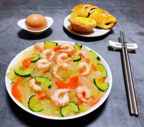 鲜美可口的冬瓜时蔬虾仁装入盘中再搭配主食和鸡蛋营养满满滴