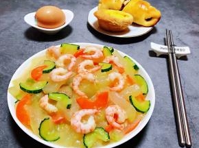鲜美可口的冬瓜时蔬虾仁装入盘中再搭配主食和鸡蛋营养满满滴