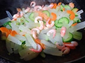 放入黄瓜、胡萝卜、虾仁翻炒均匀