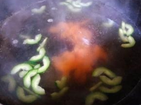 黄瓜和胡萝卜在水中烫一下立即捞出放入冷水中过凉沥干水份备用