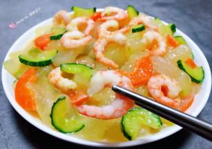 虾仁入口鲜美无比混搭着时蔬的清香堪称经典的味道