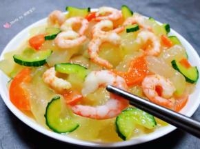 虾仁入口鲜美无比混搭着时蔬的清香堪称经典的味道