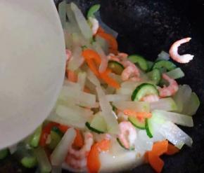 淀粉、盐、味精用水调匀淋在冬瓜时蔬虾仁上