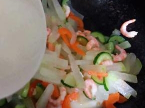 淀粉、盐、味精用水调匀淋在冬瓜时蔬虾仁上