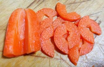 胡萝卜一切为二胡萝卜中间蕊切去再切成类似虾仁形状的片状，黄瓜同样切法