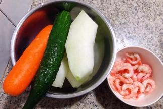 准备原材料冬瓜去皮、黄瓜和胡萝卜洗净北极虾去皮备用