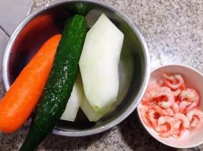 准备原材料冬瓜去皮、黄瓜和胡萝卜洗净北极虾去皮备用