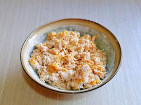 加入糯米粉，搅拌成絮状。(糯米粉的量可以根据实际情况增减)