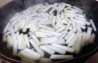 锅中烧开水滴几滴油放少许盐放入冬瓜焯水时间不要过长冬瓜微微变色即可捞出放入冷水中过凉再沥干水分