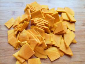 板栗南瓜去皮去瓤洗干净切成片。