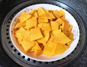 放在盘子里隔水蒸熟（15分钟左右就蒸熟了）。