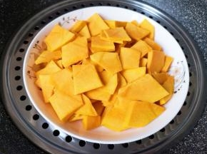 放在盘子里隔水蒸熟（15分钟左右就蒸熟了）。