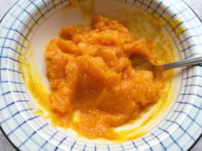 用勺子压成南瓜泥。