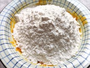 加入糯米粉，先用筷子搅拌成絮状。