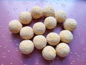 粘上白芝麻的南瓜球再用两个手掌来回搓一下，让芝麻粘的更牢固。