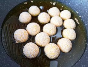 锅内放多一些调和油烧至七成热，下入南瓜芝麻球，中小火炸制。