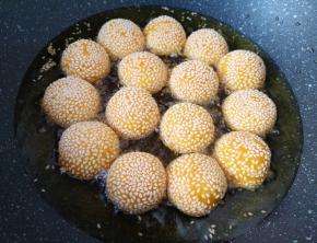 炸至南瓜芝麻球明显变胖，颜色变至金黄色就可以关火啦。