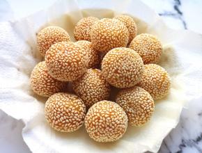 盘子里铺上厨房用纸，放上炸好的南瓜芝麻球，吸一吸多余的油分。