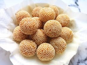 盘子里铺上厨房用纸，放上炸好的南瓜芝麻球，吸一吸多余的油分。